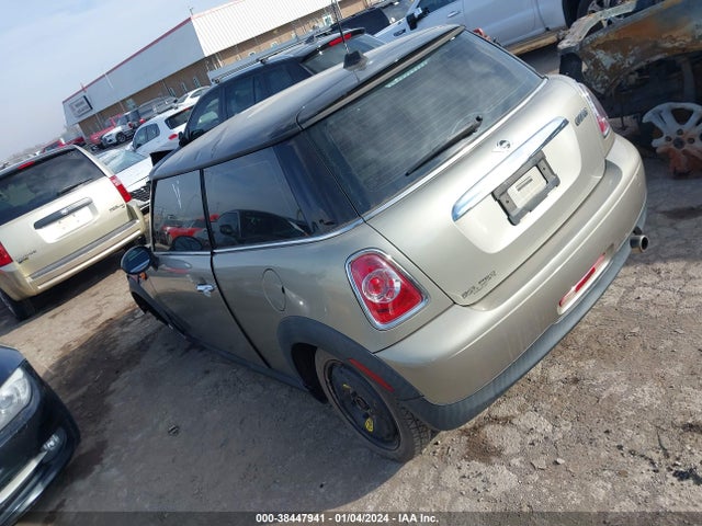 2011 MINI COOPER WMWSU3C56BTX96533 Photo 2