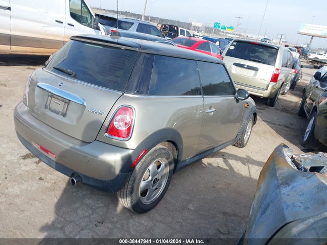 2011 MINI COOPER WMWSU3C56BTX96533 Photo 3