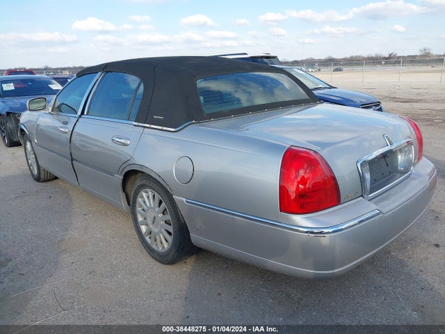 2007 LINCOLN TOWN CAR SIGNATURE VIN: 1LNHM81V57Y607020