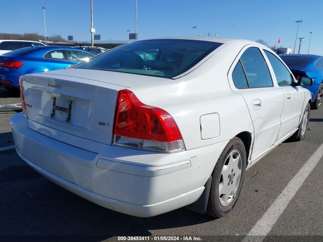 2005 VOLVO S60 2.5T VIN: YV1RS592052482641