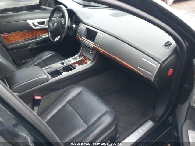 2011 JAGUAR XF SAJWA0GB8BLR81437 Photo 4