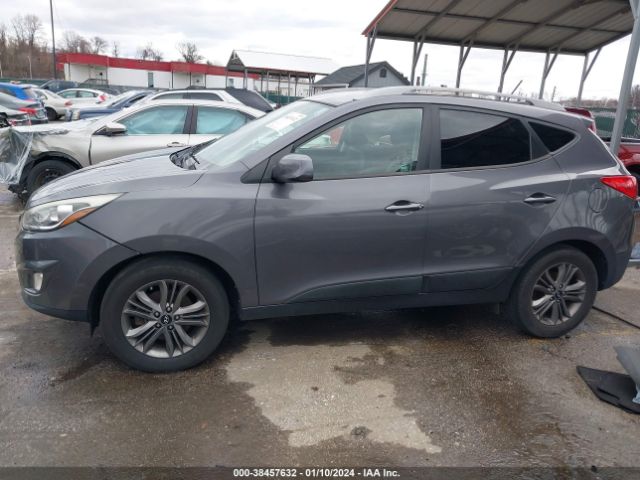 KM8JUCAG0FU996001 Hyundai TUCSON SE
