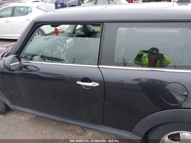 2008 MINI COOPER WMWMF33518TT63021 Photo 5