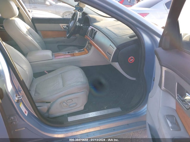 2009 JAGUAR XF SAJWA05BX9HR09493 Photo 4