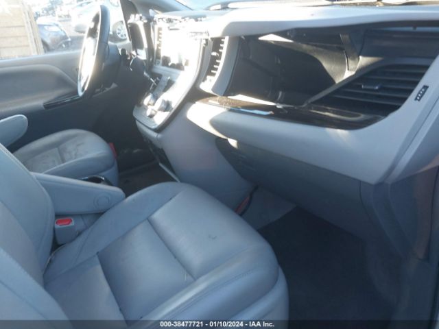 5TDYZ3DC0HS800241 Toyota Sienna Xle 8 Passenger