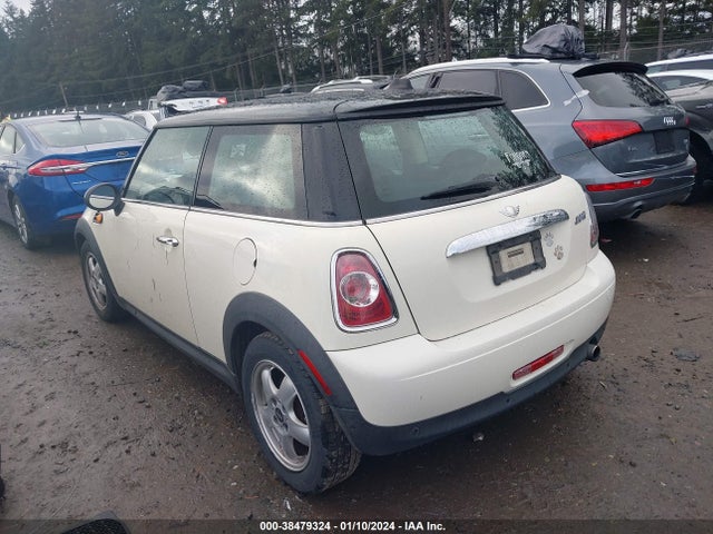 2011 MINI COOPER WMWSU3C5XBT253105 Photo 2