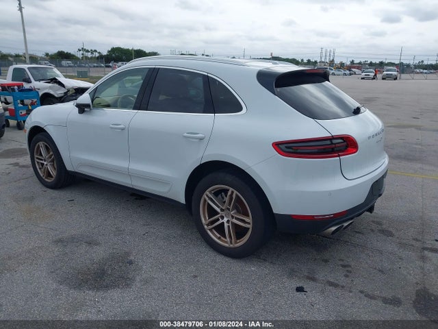 2017 PORSCHE MACAN WP1AB2A51HLB15039 Photo 2