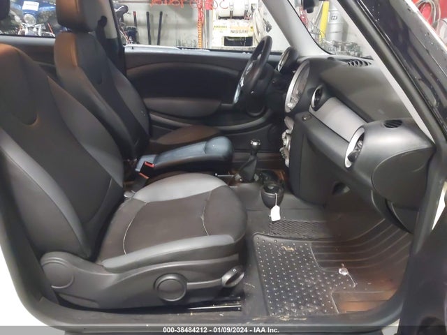 2009 MINI COOPER WMWMF335X9TU75737 Photo 4