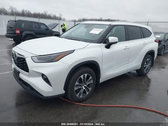 Toyota Highlander Xle 2022 5TDGZRBH4NS594639 Image 2