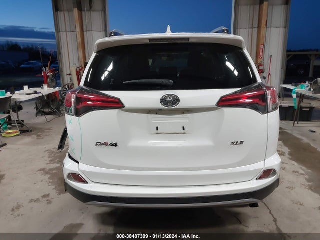 Toyota Rav4 Xle 2018 JTMWFREV3JJ746200 Image 16