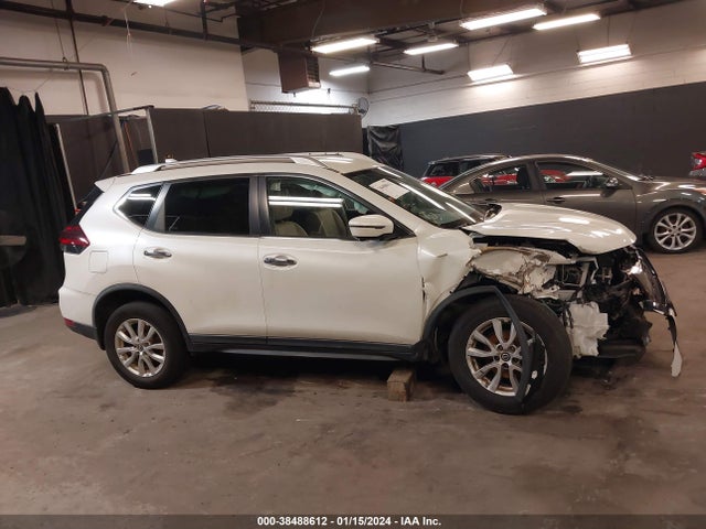 2018 NISSAN ROGUE SV VIN: KNMAT2MV3JP577062