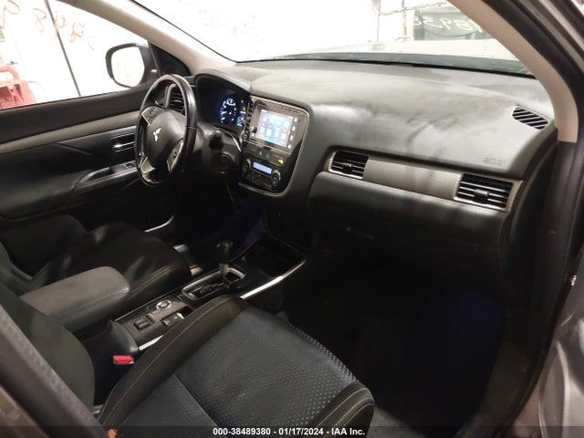 JA4AZ3A38HZ042096 Mitsubishi Outlander Se