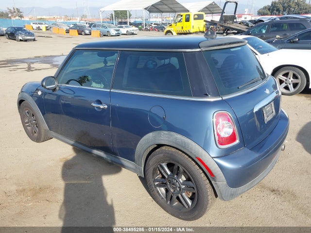2011 MINI COOPER WMWSU3C53BT182152 Photo 2