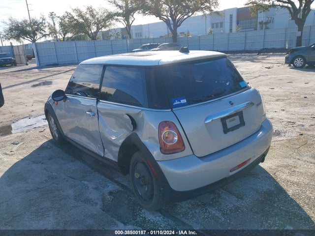 2011 MINI COOPER WMWSU3C55BT252573 Photo 2