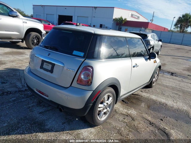 2011 MINI COOPER WMWSU3C55BT252573 Photo 3