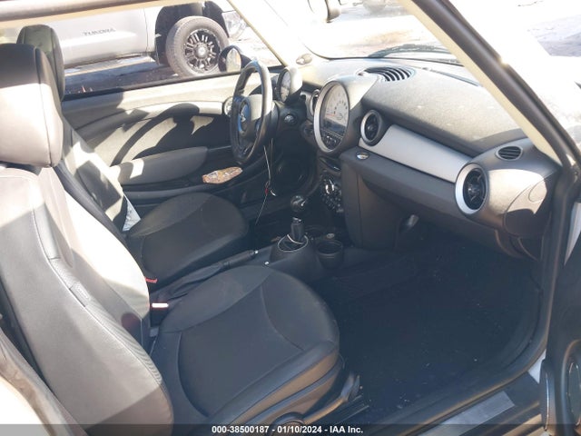 2011 MINI COOPER WMWSU3C55BT252573 Photo 4