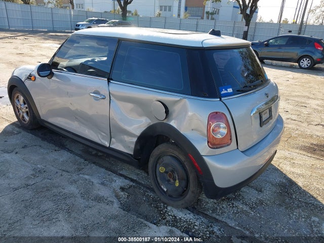 2011 MINI COOPER WMWSU3C55BT252573 Photo 5