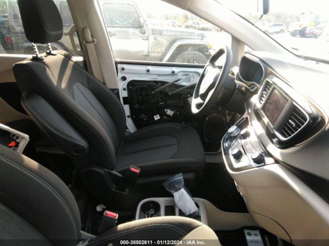 2C4RC1CG3NR218976 Chrysler Voyager Lx