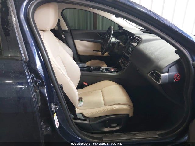 2017 JAGUAR XE SAJAR4BG3HA973277 Photo 4