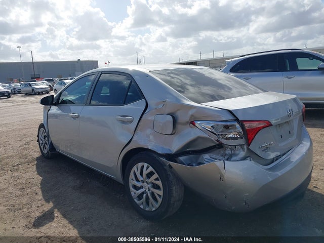 Toyota COROLLA LE 2018 2T1BURHE7JC110584 Image 3
