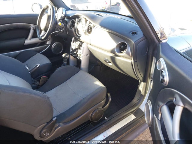 2006 MINI COOPER S WMWRH33586TK59669 Photo 4
