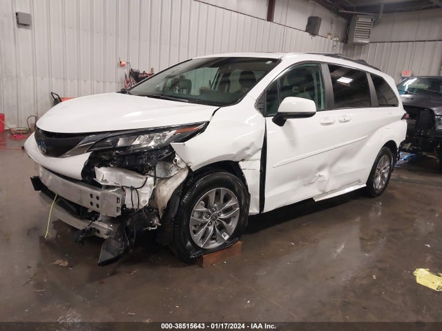 Toyota SIENNA LE 2022 5TDBRKEC4NS084583 Image 2