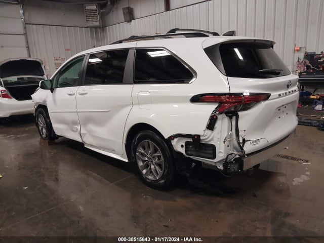 Toyota SIENNA LE 2022 5TDBRKEC4NS084583 Image 3