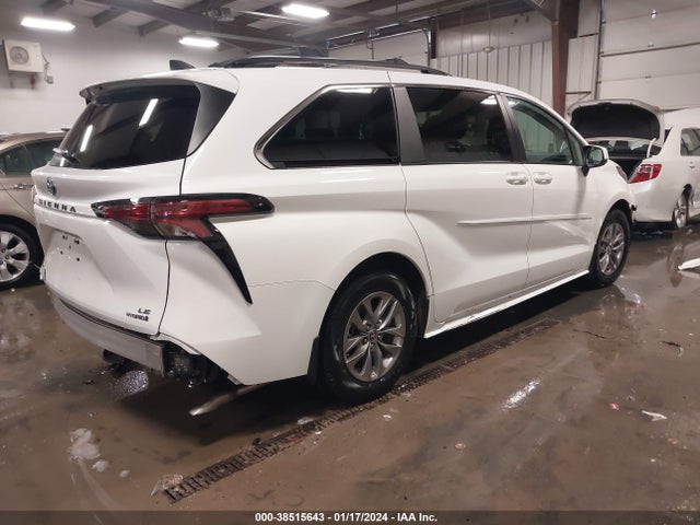 Toyota SIENNA LE 2022 5TDBRKEC4NS084583 Image 4
