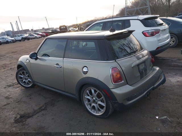 2007 MINI COOPER S WMWMF73527TL90055 Photo 2