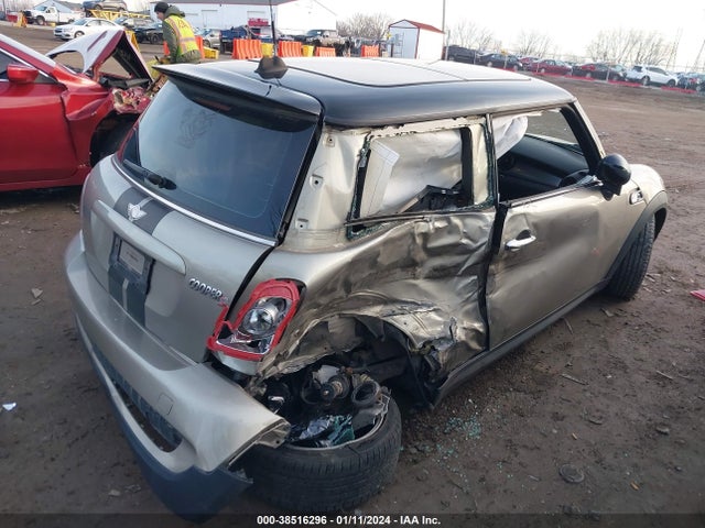 2007 MINI COOPER S WMWMF73527TL90055 Photo 3