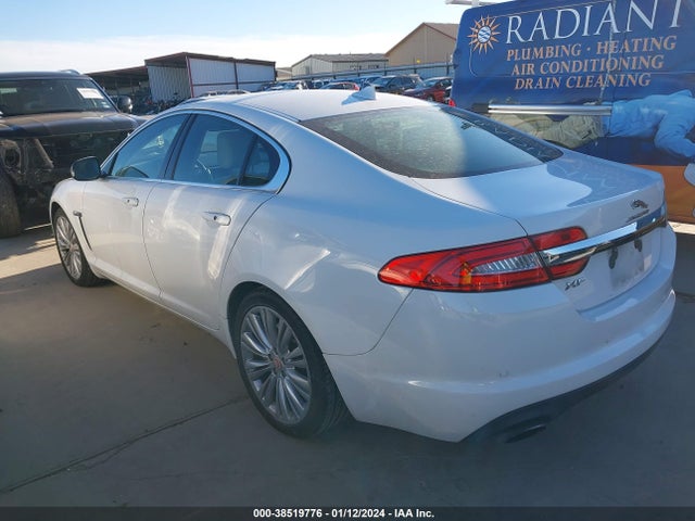 2015 JAGUAR XF SAJWA0FS3FPU67513 Photo 2