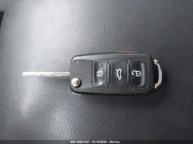 2011 VOLKSWAGEN TIGUAN S VIN: WVGAV7AX6BW538420