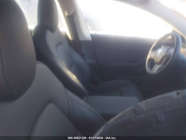 38521329 :رقم المزاد ، 5YJ3E1EB1KF386026 vin ، 2019 Tesla Model 3 Long Range/performance مزاد بيع