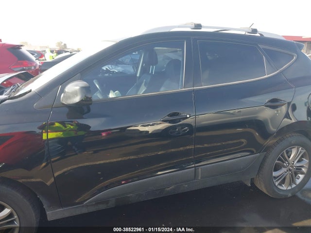 KM8JU3AG1FU068231 Hyundai TUCSON SE