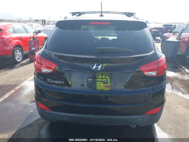 KM8JU3AG1FU068231 Hyundai TUCSON SE