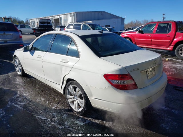 2011 MERCEDES-BENZ C 300 LUXURY/SPORT VIN: WDDGF5EBXBR157804