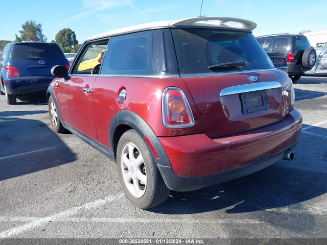 2008 MINI COOPER WMWMF33528TT68258 Photo 2