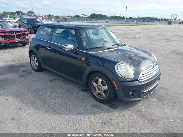 2011 MINI COOPER WMWSU3C58BTX95996 Photo 0