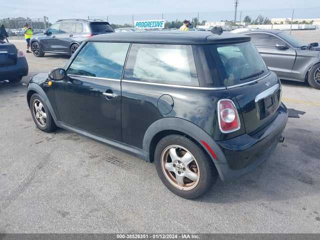 2011 MINI COOPER WMWSU3C58BTX95996 Photo 2