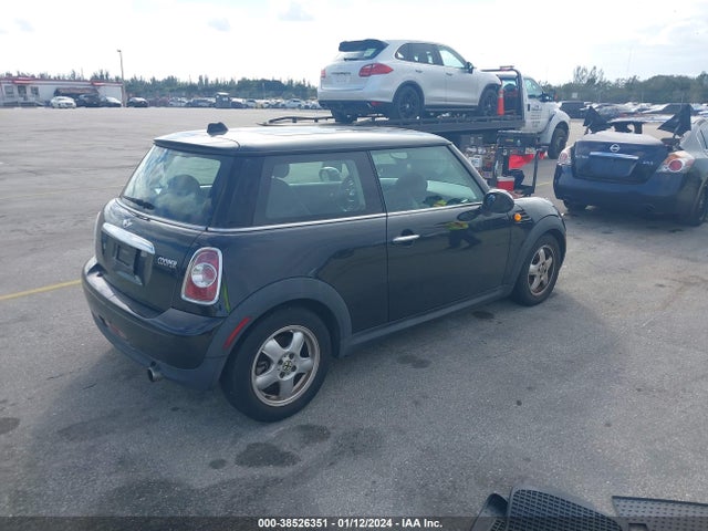 2011 MINI COOPER WMWSU3C58BTX95996 Photo 3