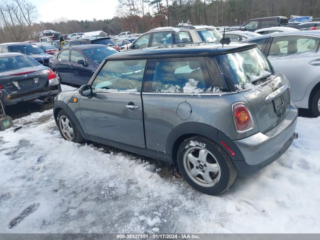 2010 MINI COOPER WMWMF3C52ATZ25563 Photo 2