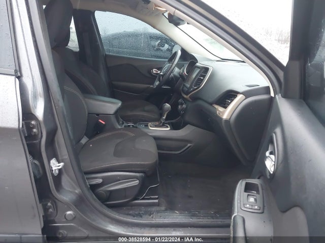 1C4PJLCS9GW137956 Jeep Cherokee Altitude