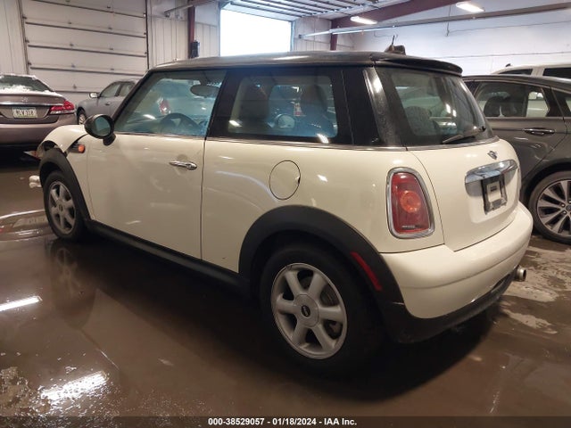 2007 MINI COOPER WMWMF33567TL68147 Photo 2