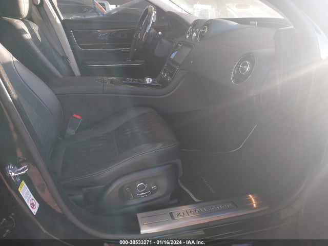 2019 JAGUAR XJ SAJWA2GE2KMW22486 Photo 4