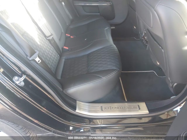 2019 JAGUAR XJ SAJWA2GE2KMW22486 Photo 7