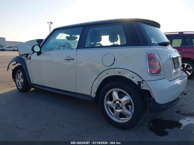 2010 MINI COOPER WMWMF3C57ATZ61264 Photo 2
