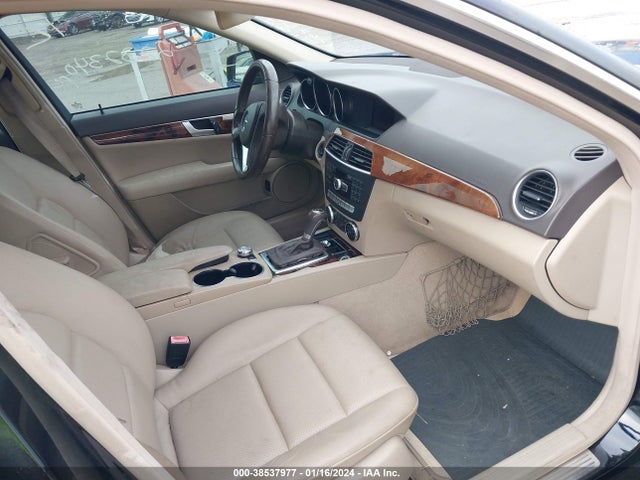 2013 MERCEDES-BENZ C 250 LUXURY/SPORT VIN: WDDGF4HB2DR247408
