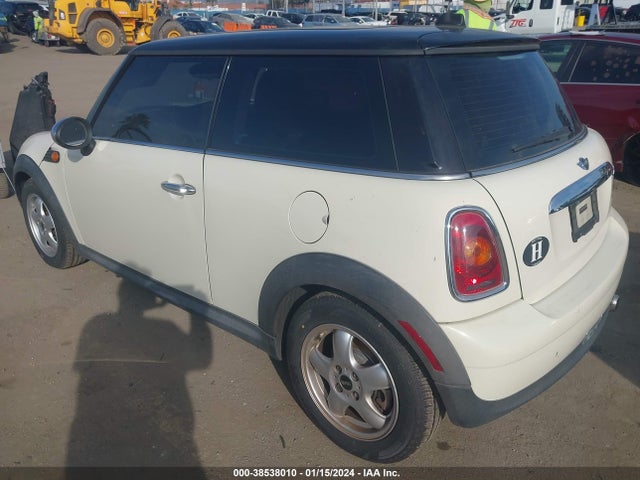 2010 MINI COOPER WMWMF3C59ATU79959 Photo 2