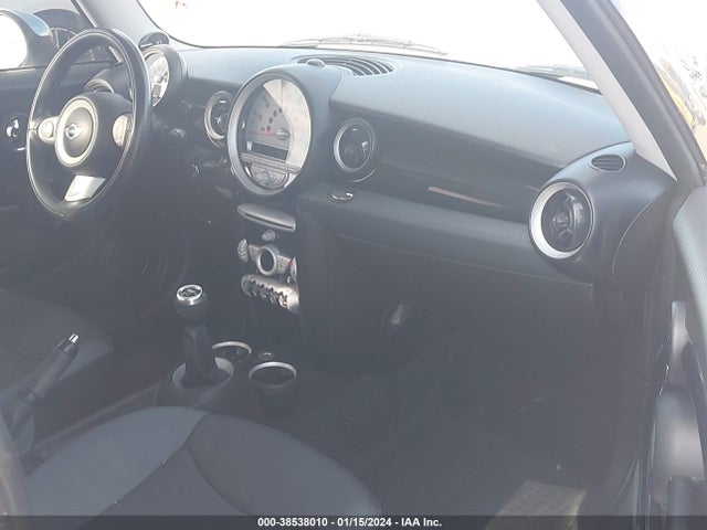 2010 MINI COOPER WMWMF3C59ATU79959 Photo 4