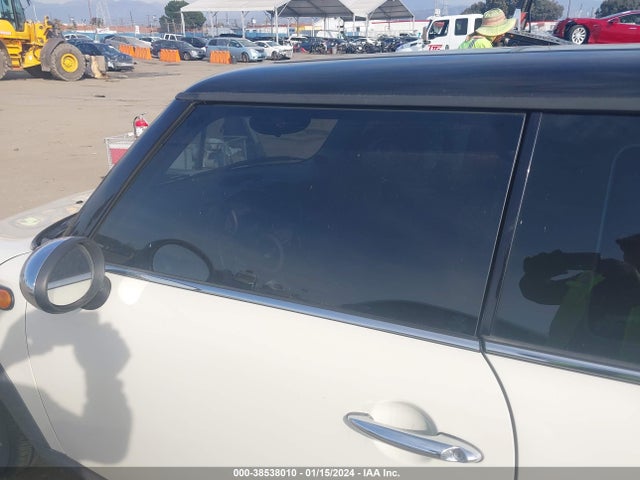 2010 MINI COOPER WMWMF3C59ATU79959 Photo 5